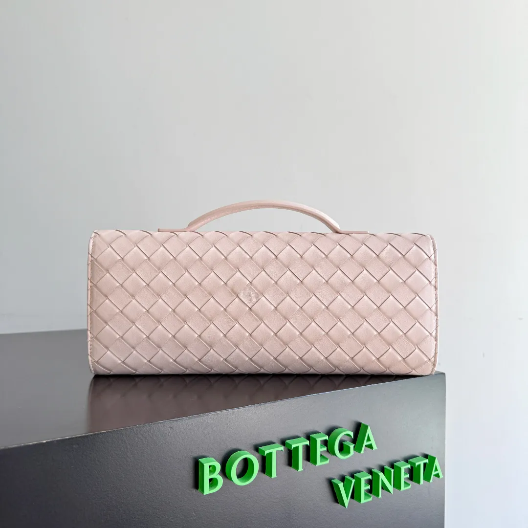 Batch 1720 Bottega Veneta clutch bags are shipping! The carefully crafted latch opening and closing is like a small key, giving us a sense of ritual every time we use this bag. The innovative design this time is to make the latch part into the shape of a small daisy. The originally elegant and restrained style instantly adds some playfulness, and matches with a skirt. Going out for a picnic or admiring the scenery will add to the overall look🌸🌸The heavily crafted daisy is lifelike and full of exquisiteness. The fixed rope is also decorated with a winding golden rope and a small leaf, echoing the daisy. The whole bag looks very coordinated. Style number: 836810 (741511) Size: 31*13*3cm